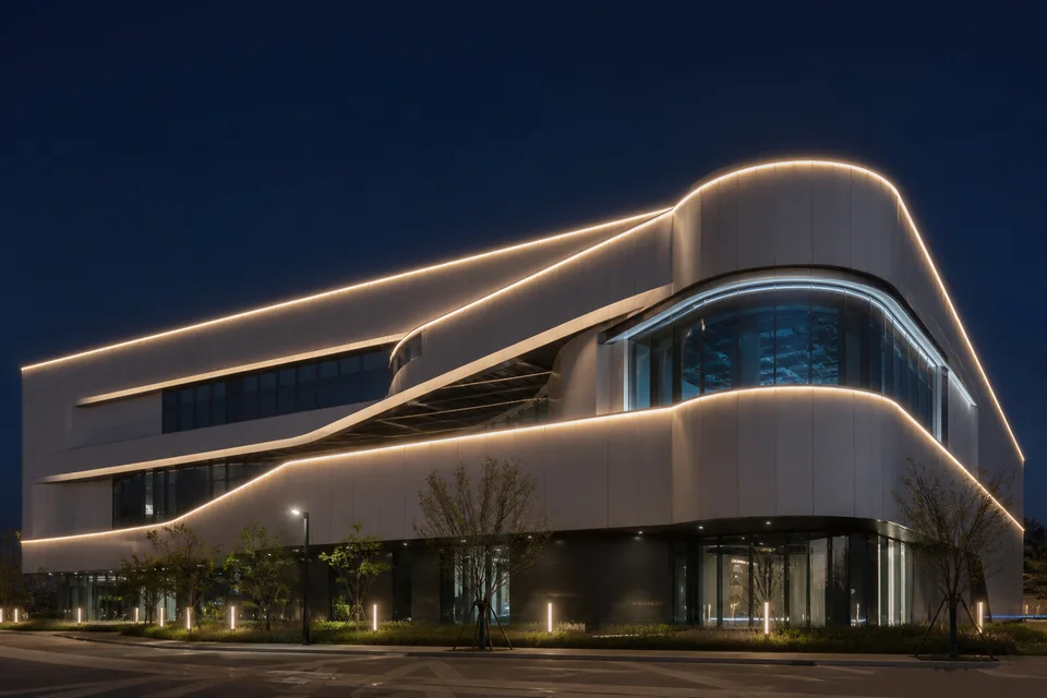 Facade contour lighting